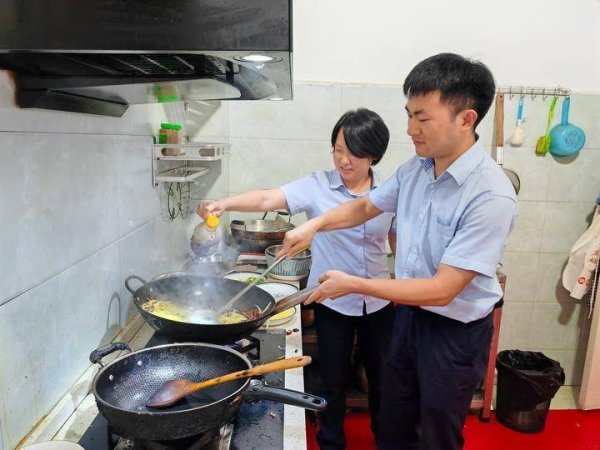 恒盛策略 瞬间化身“厨房达人”！邮储银行盘州市支行这场活动充满烟火气