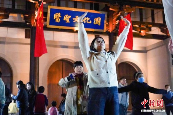 魔投网 河南南阳：中医夜市吸引中外友人体验